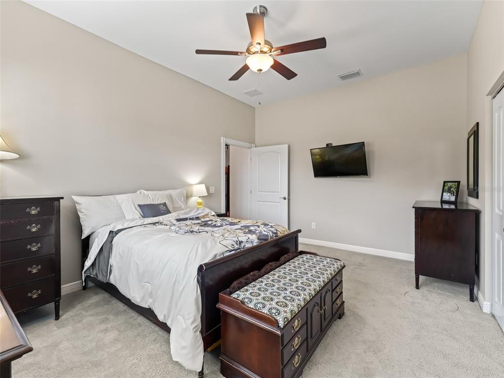 19331 East Levy Street Williston, FL 32696 - Photo 35 of 81 a bedroom with a bed and a flat screen tv