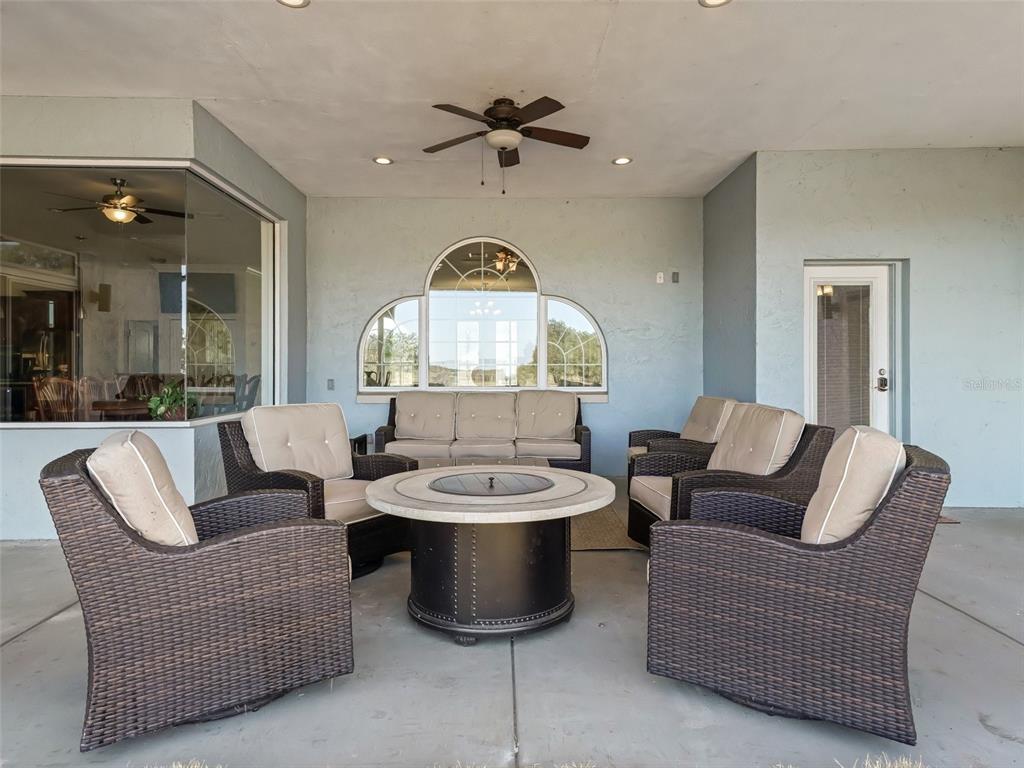 19331 East Levy Street Williston, FL 32696 - Photo 38 of 81 a living room with furniture and a large window