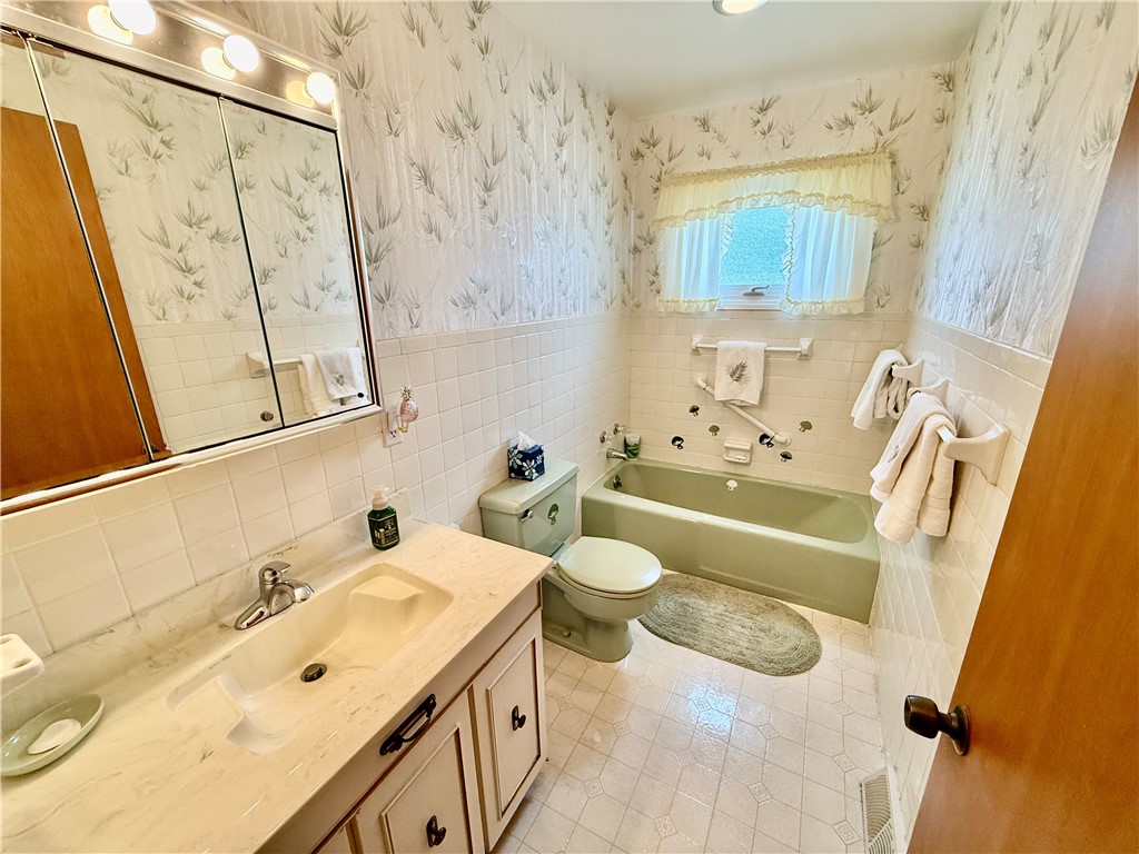 114 Columbus Drive Decatur, IL 62526 - Photo 20 of 29 a bathroom with a sink mirror toilet and bathtub