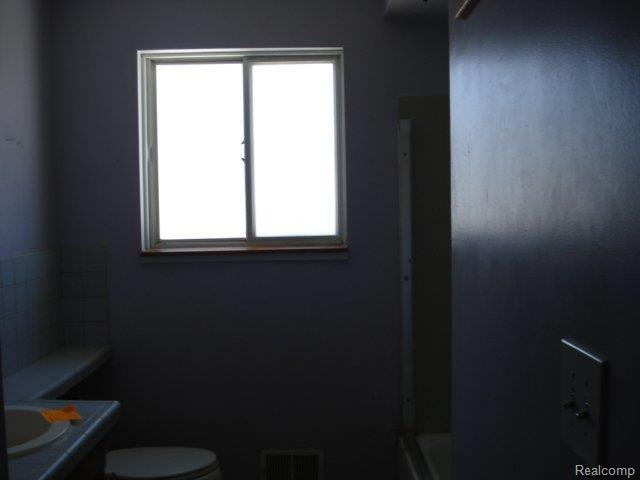3900 Mapleleaf Road Waterford, MI 48328 - Photo 3 of 11 DSC02615
