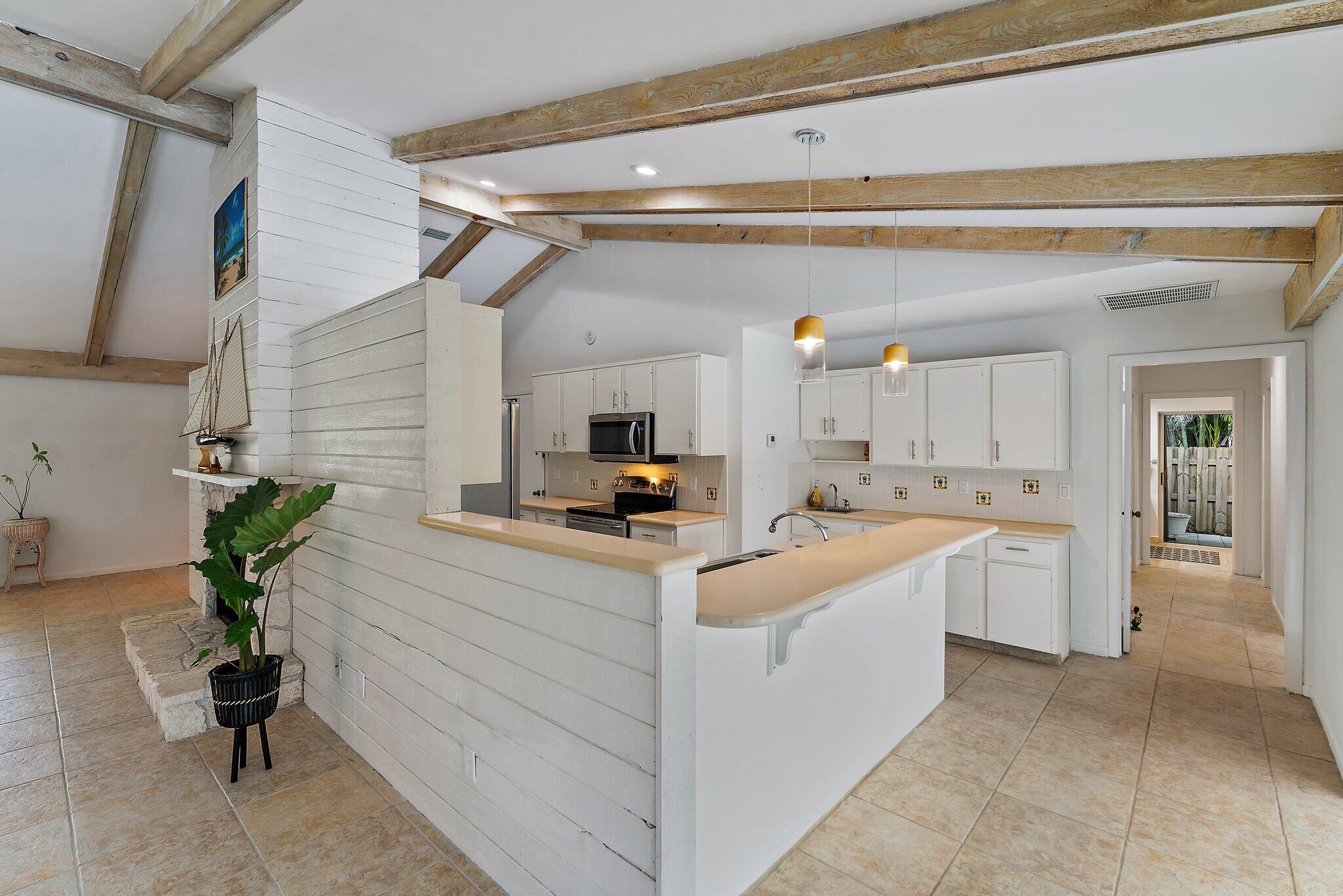 80 Southeast Turtle Creek Drive Jupiter, FL 33469 - Photo 11 of 23 a living room with furniture and a potted plant