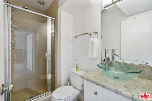$4,330 | 843 4th Street, Unit 202, Santa Monica, CA 90403