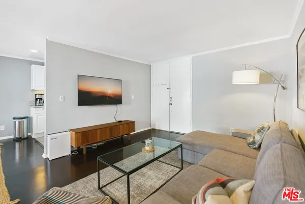 $4,330 | 843 4th Street, Unit 202, Santa Monica, CA 90403