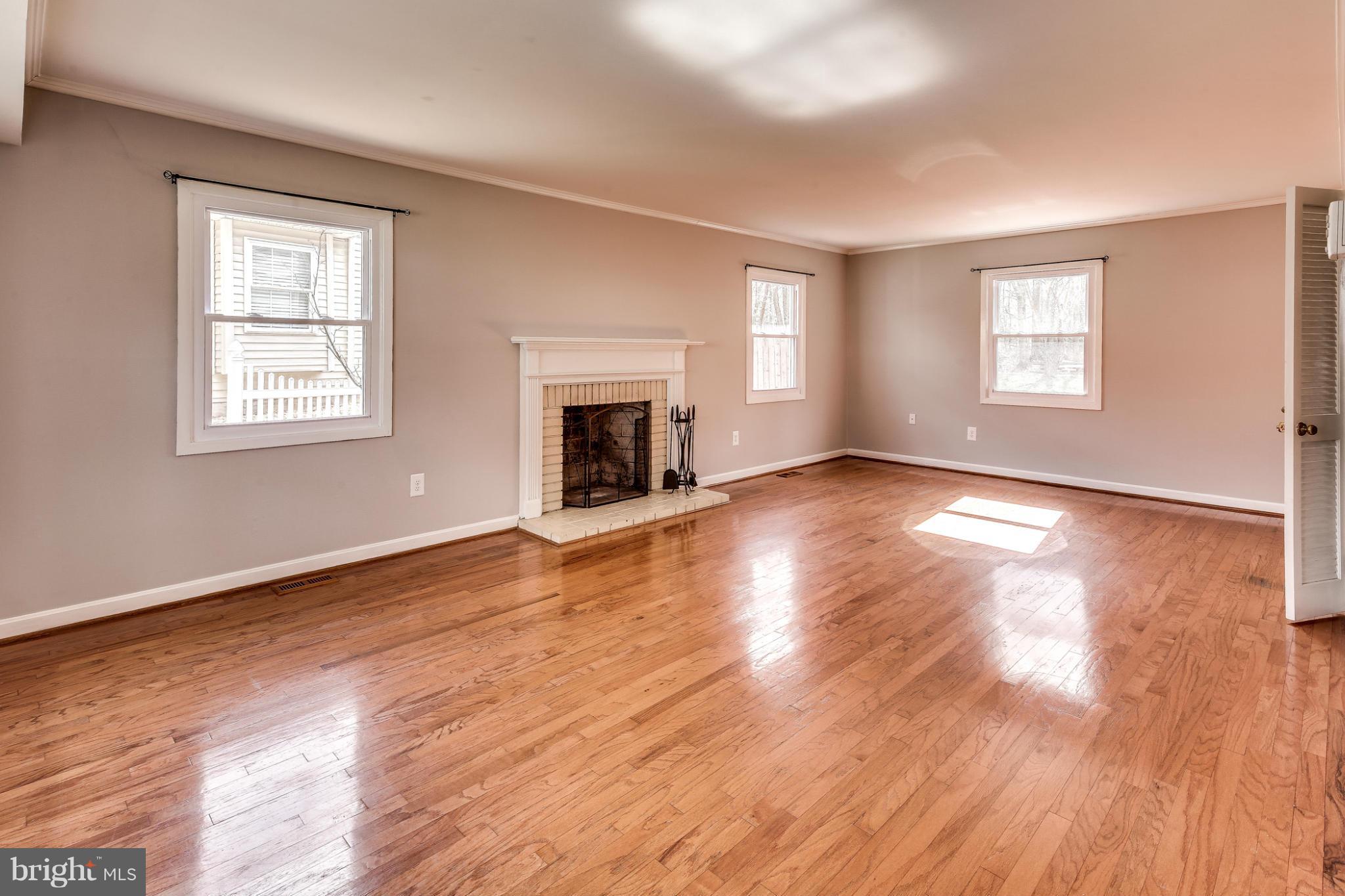 12502 Raven Way Laurel, MD 20708 - Photo 4 of 28 Living Room