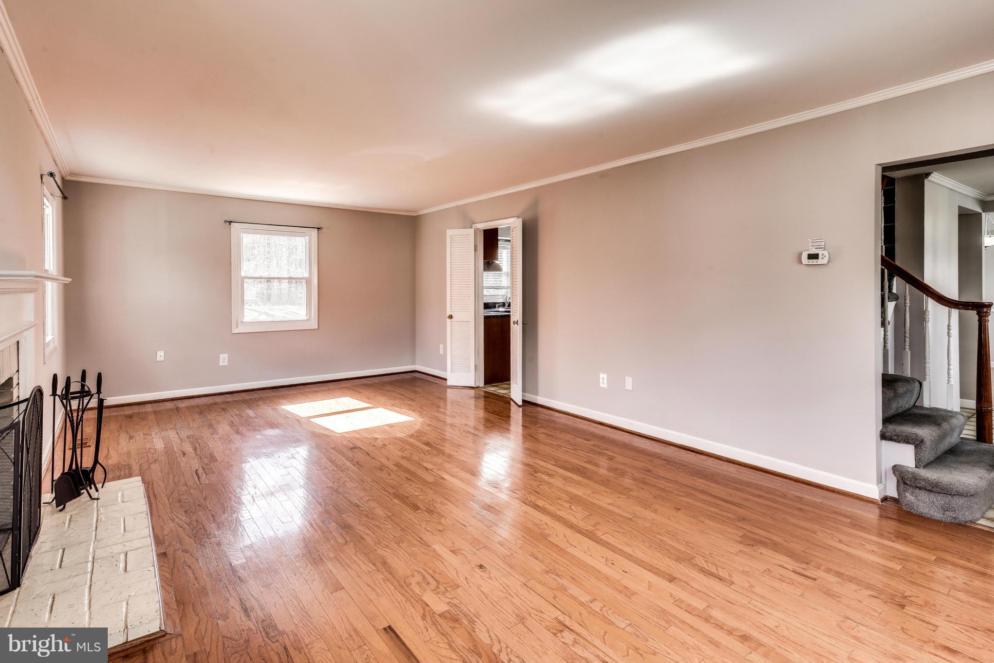 12502 Raven Way Laurel, MD 20708 - Photo 5 of 28 Living Room