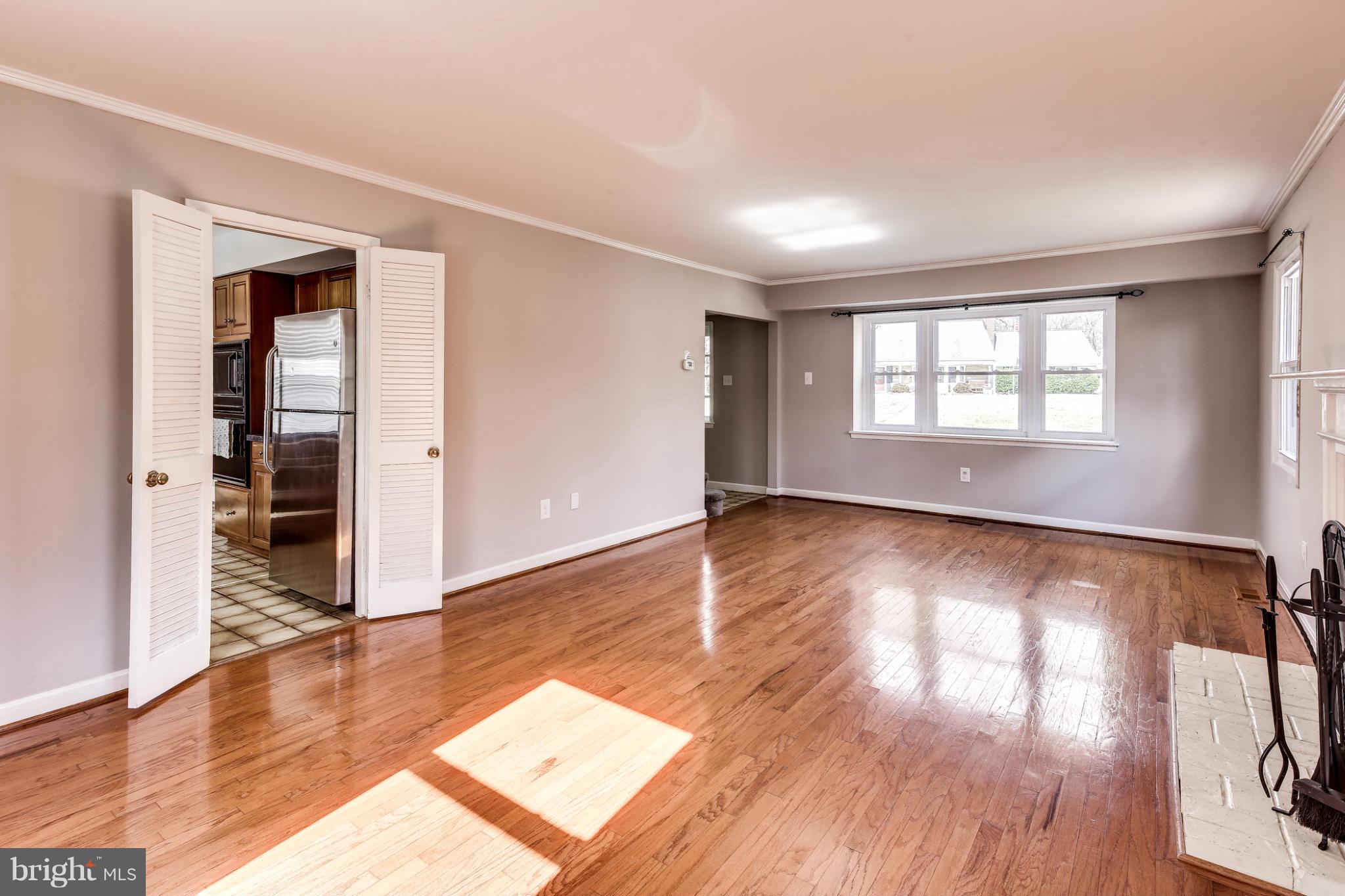 12502 Raven Way Laurel, MD 20708 - Photo 6 of 28 Living Room