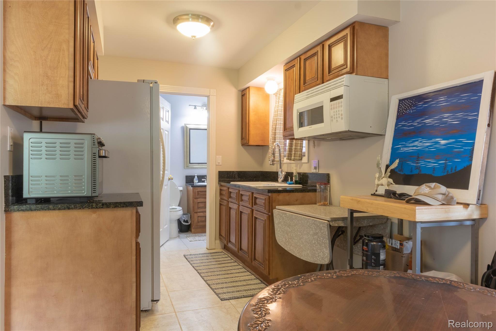 60475 9 Mile Road South Lyon, MI 48178 - Photo 42 of 44 Apartment Kitchen