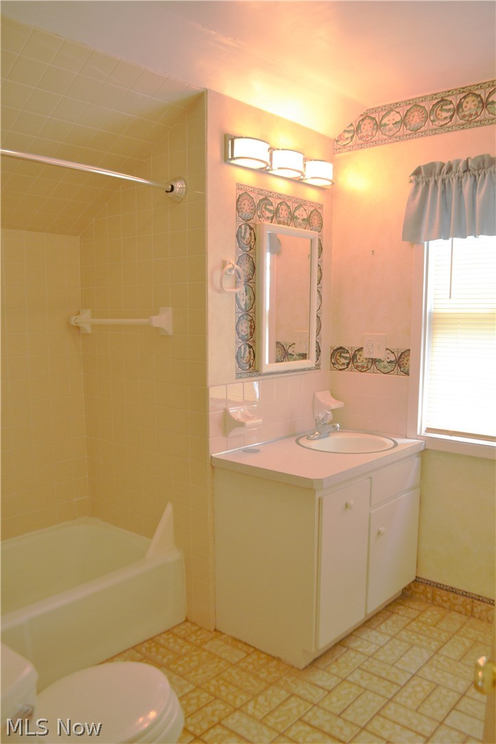 1247 Roland Road Lyndhurst, OH 44124 - Photo 13 of 16