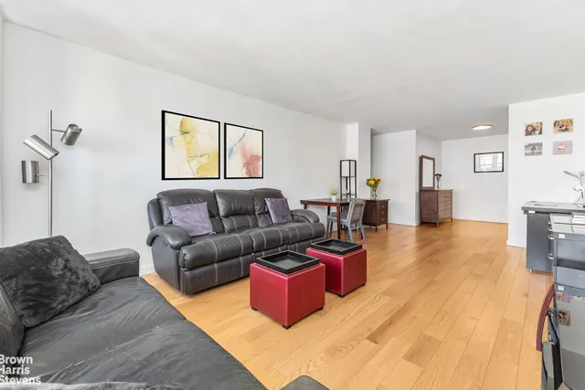 $865,000 | 155 East 38th Street, Unit 16B | Murray Hill