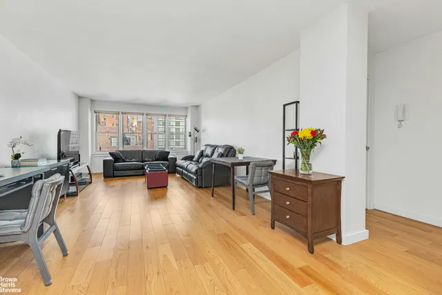 $865,000 | 155 East 38th Street, Unit 16B | Murray Hill