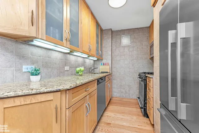 $865,000 | 155 East 38th Street, Unit 16B | Murray Hill