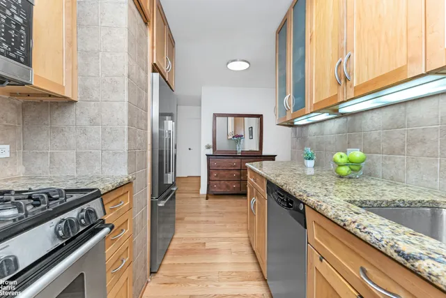 $865,000 | 155 East 38th Street, Unit 16B | Murray Hill