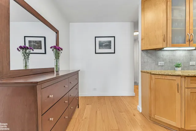 $865,000 | 155 East 38th Street, Unit 16B | Murray Hill