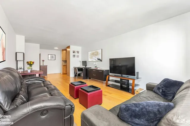 $865,000 | 155 East 38th Street, Unit 16B | Murray Hill