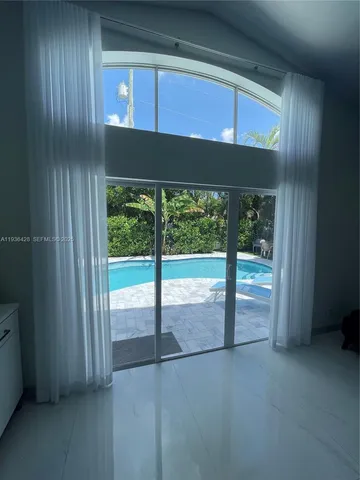 a view of a backyard