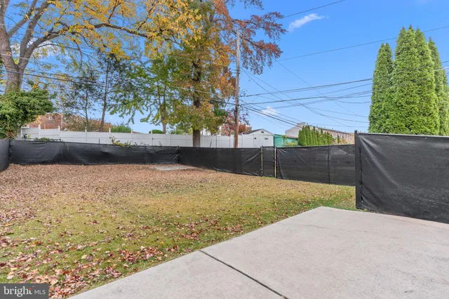 a view of back yard of the house