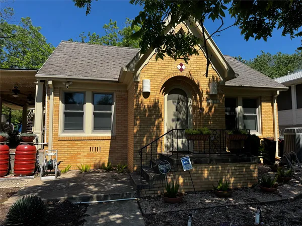 $895,000 | 2002 East Side Drive, Austin, TX 78704