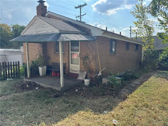 a view of a house with backyard and garden