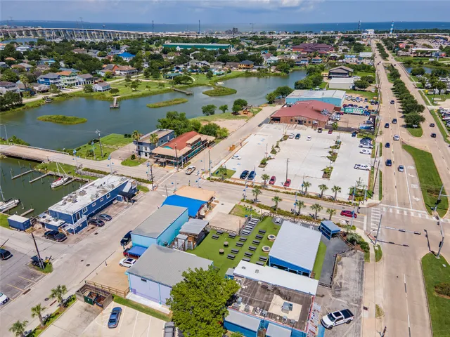 $635,000 | 406 Clear Lake Road, Clear Lake Shores, TX 77565