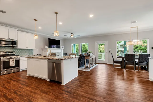 $635,000 | 406 Clear Lake Road, Clear Lake Shores, TX 77565