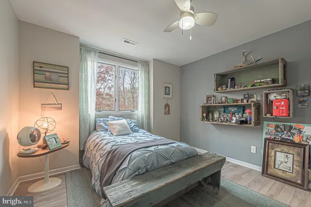 a view of livingroom with furniture