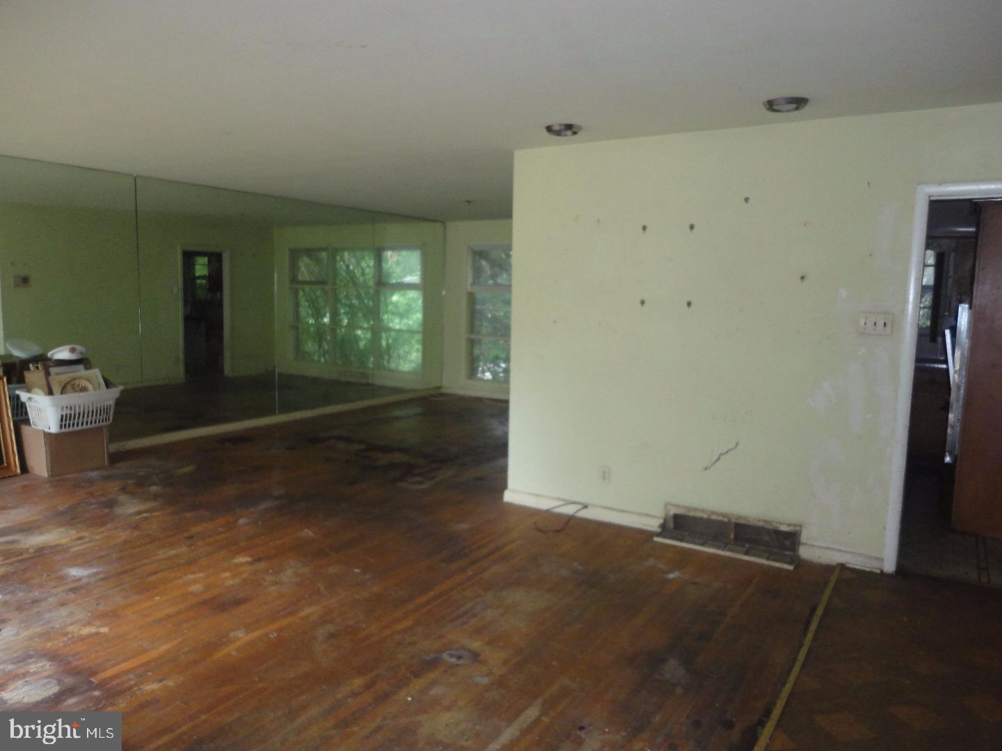 623 Hoyt Road Huntingdon Valley, PA 19006 - Photo 2 of 19