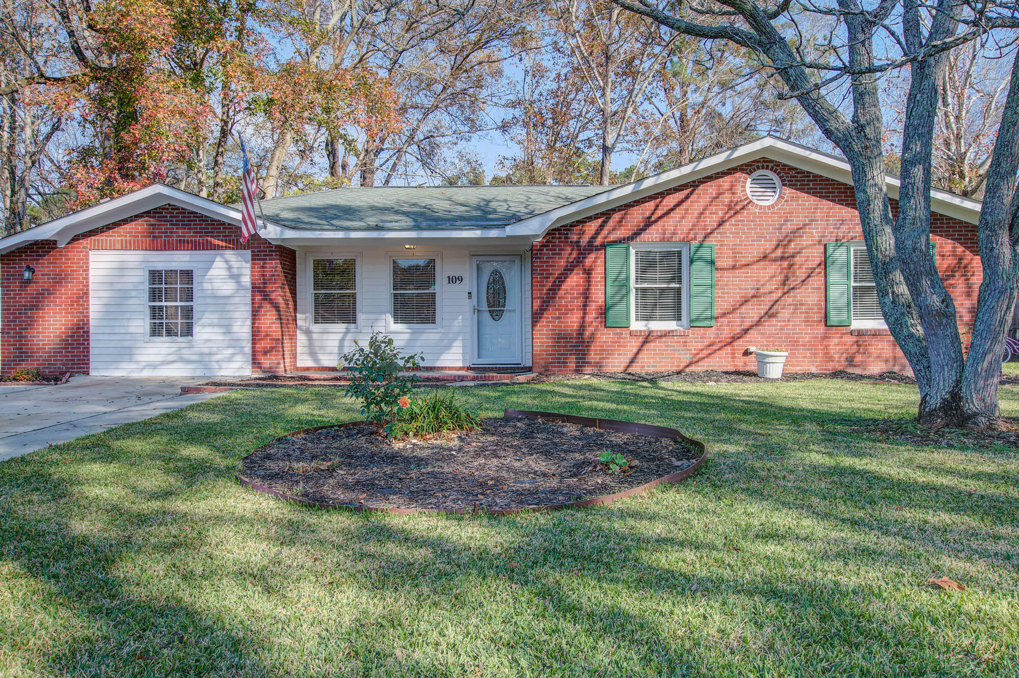 109 Waring Road Summerville, SC 29485 - Photo 2 of 30 109 Waring Rd