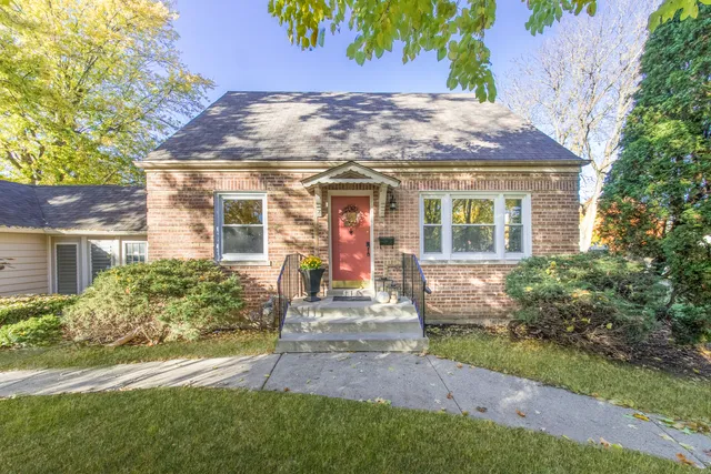 $349,900 | 474 East Washington Street, Des Plaines, IL 60016