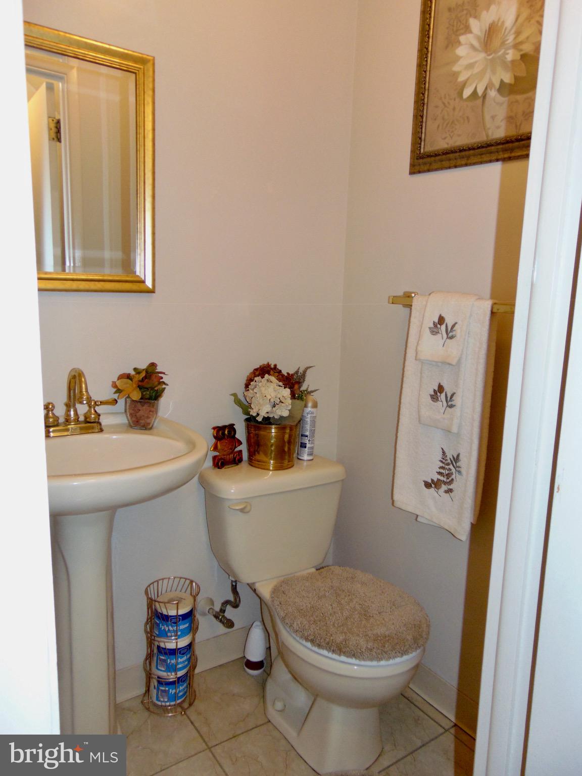746 Selmer Road Philadelphia, PA 19116 - Photo 12 of 28 main level powder room