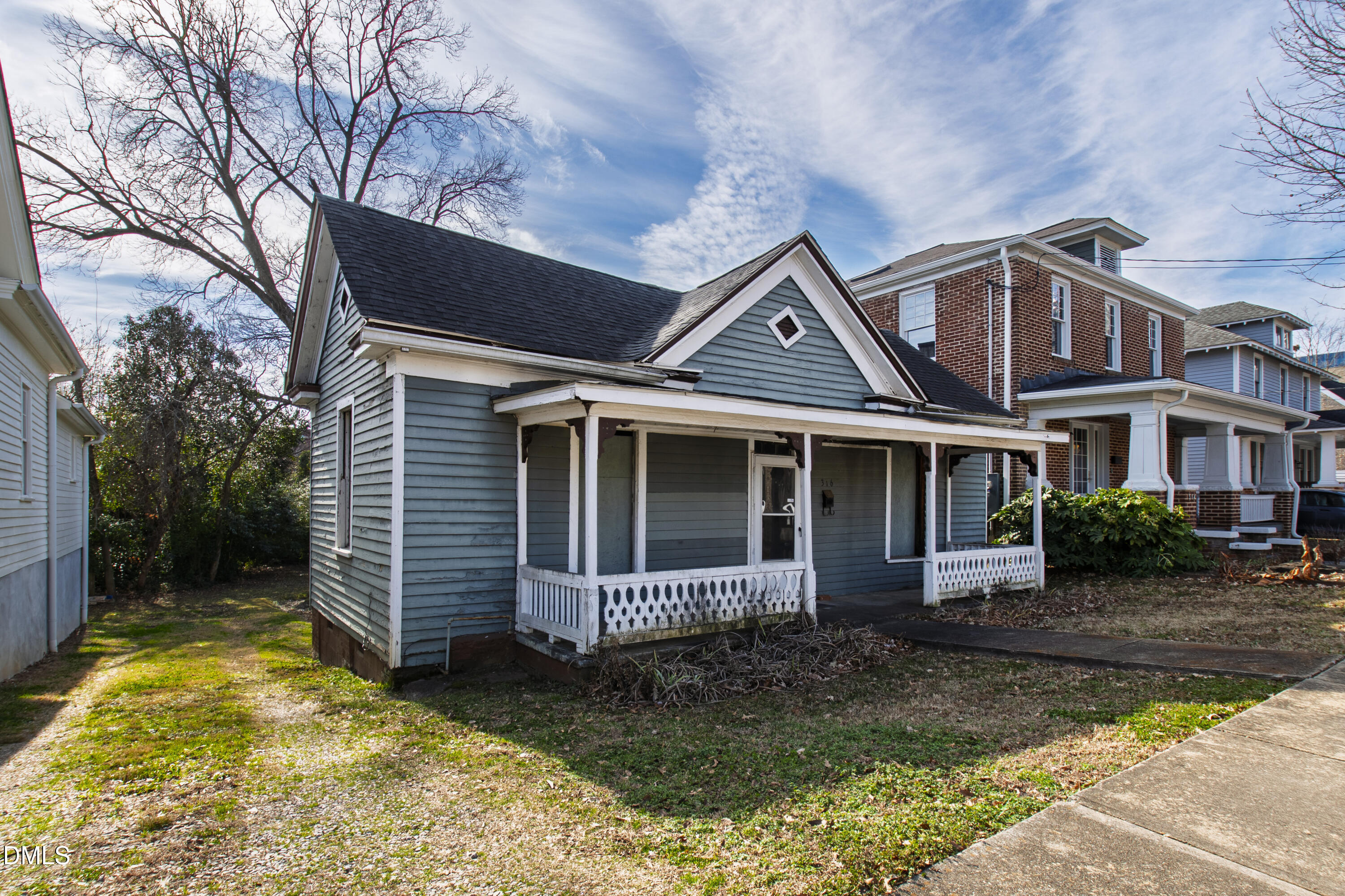 a view of a house with a yard