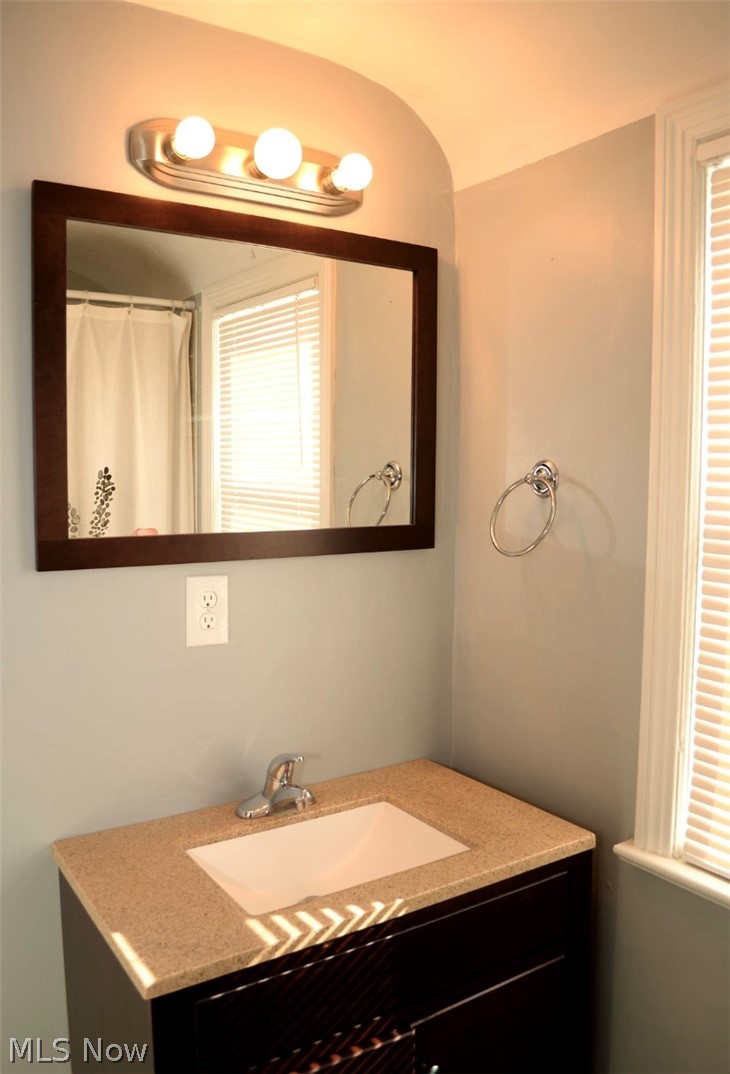 3660 Grosvenor Road Cleveland, OH 44118 - Photo 27 of 32 Vanity in full bathroom.
