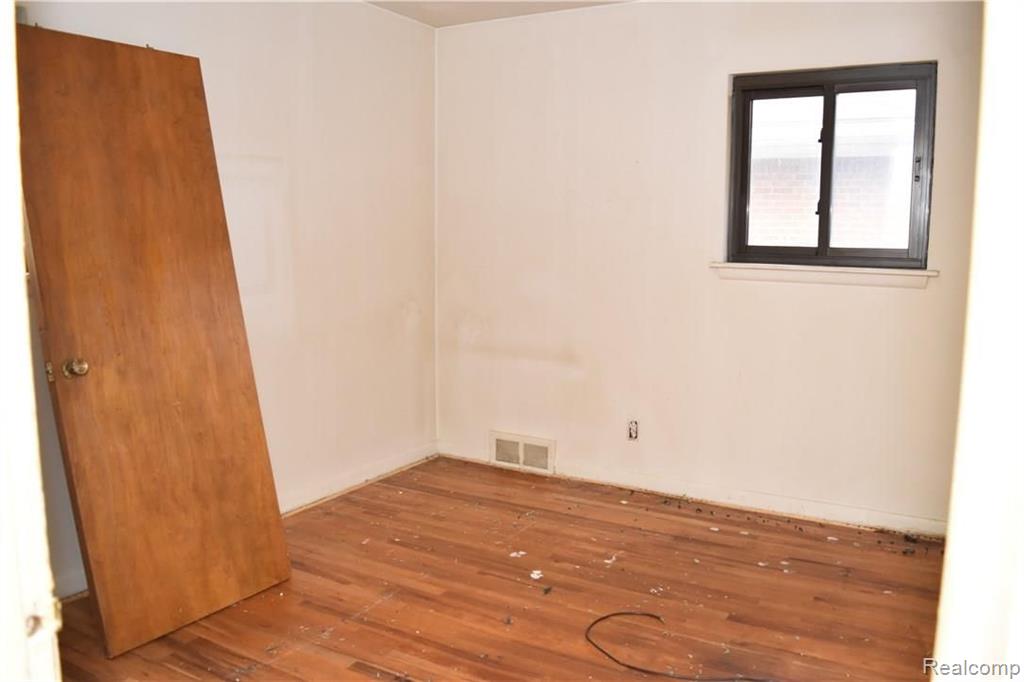 19369 Rensellor Street Livonia, MI 48152 - Photo 4 of 8