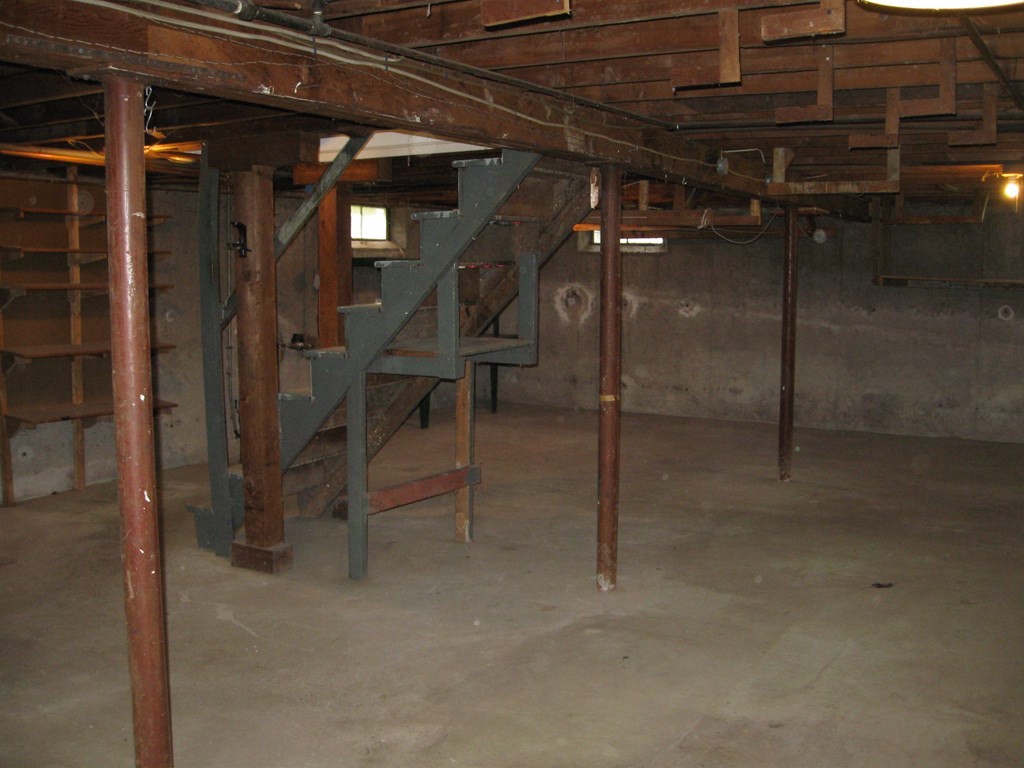 269 West Allen Ridge Road Springfield, MA 01118 - Photo 24 of 25 a view of a room with wooden floor