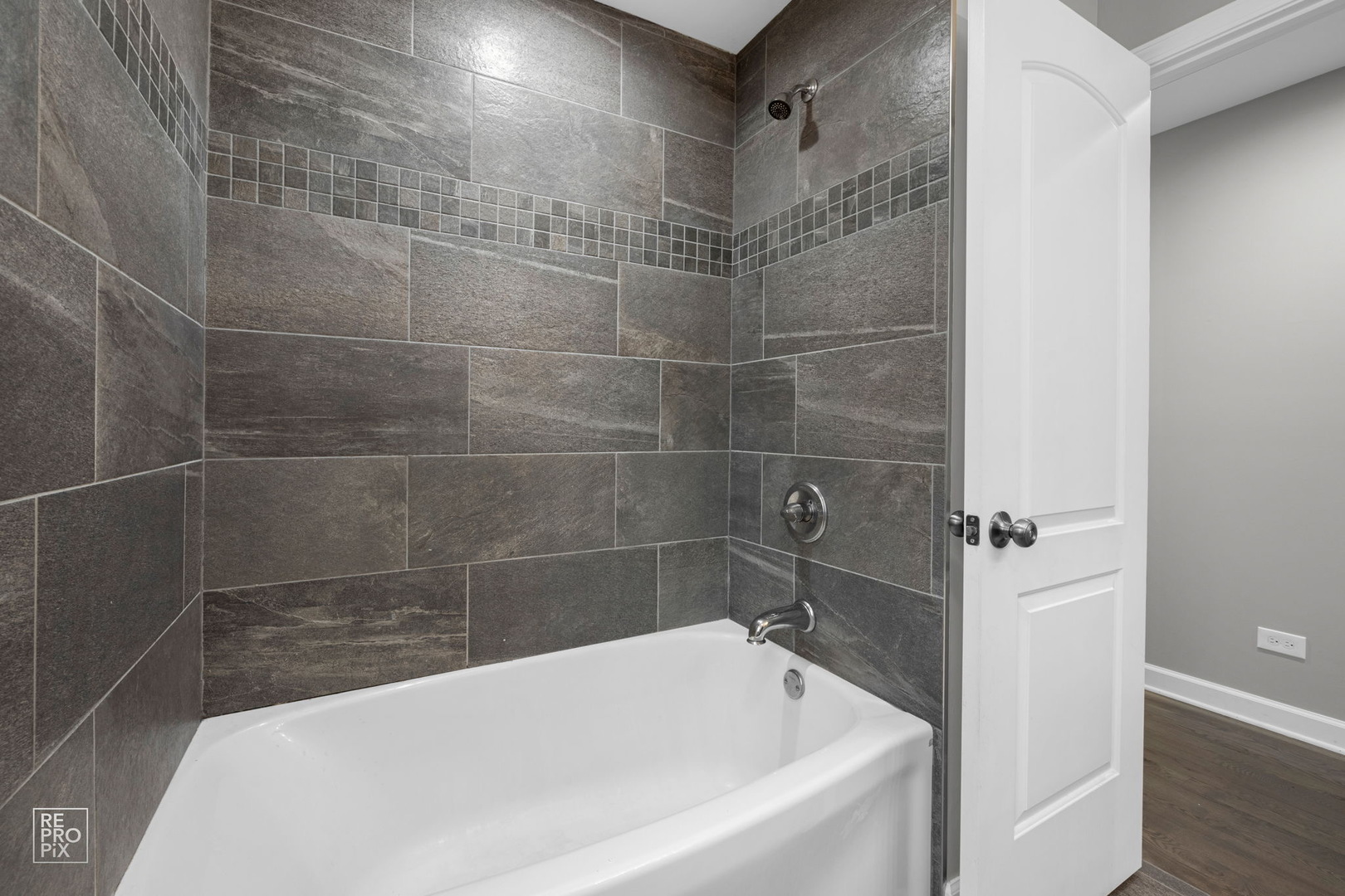 3707 139th Place Robbins, IL 60472 - Photo 14 of 27 a bathroom with a bathtub and a shower