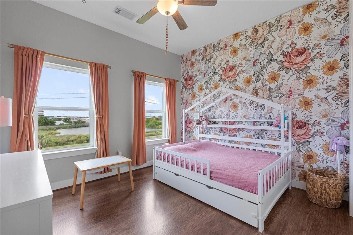 1205 Todville Road Seabrook, TX 77586 - Photo 25 of 37 a bedroom with a bed and a large window