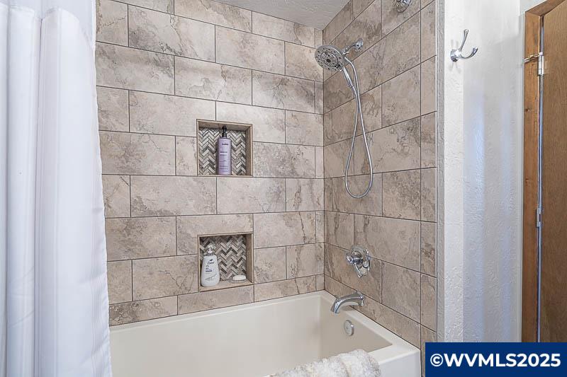11660 Simpson Road Monmouth, OR 97361 - Photo 20 of 50 a bath tub sitting next to a shower