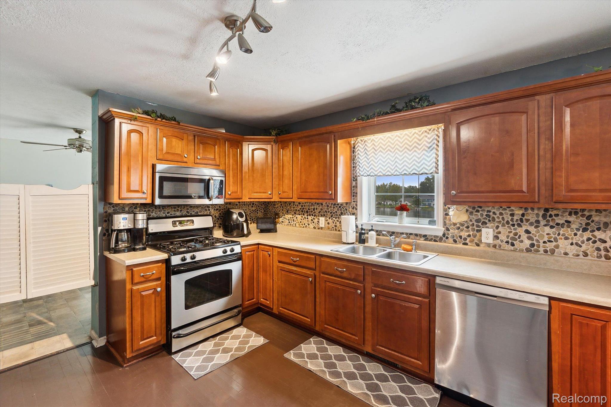 1855 Maxfield Lake Road Hartland, MI 48353 - Photo 10 of 42 Stainless steel appliances included in the sale