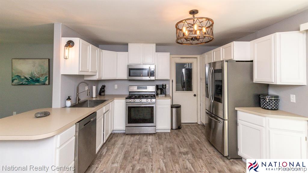 4100 Mapleleaf Road Waterford, MI 48328 - Photo 11 of 52