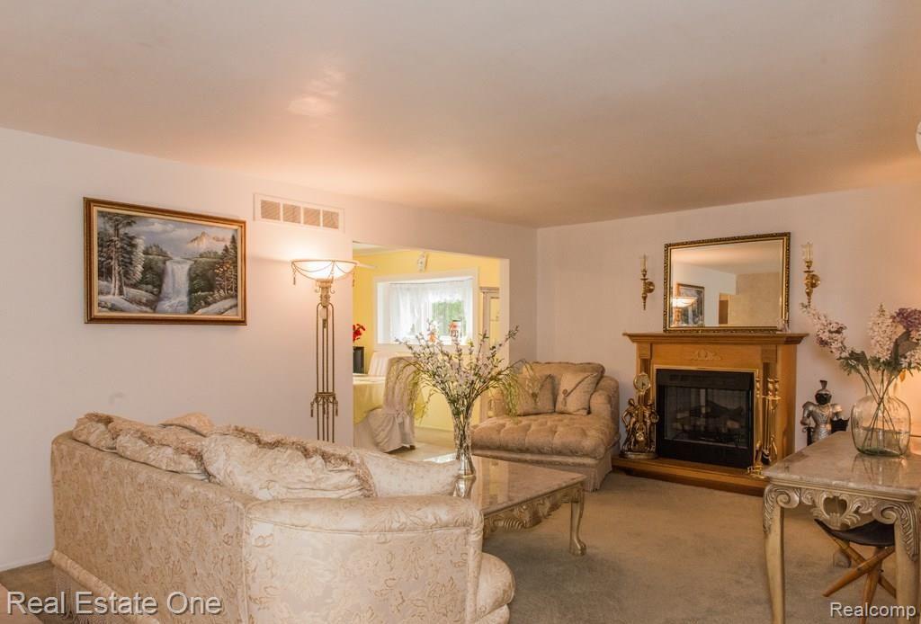 45353 Rector Drive Canton, MI 48188 - Photo 5 of 24