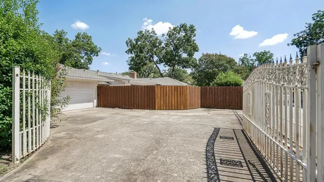 a view of a backyard