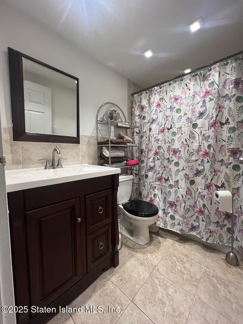 11 Windham Loop, Unit 1NN Staten Island, NY 10314 - Photo 14 of 25 a bathroom with a sink toilet and a mirror