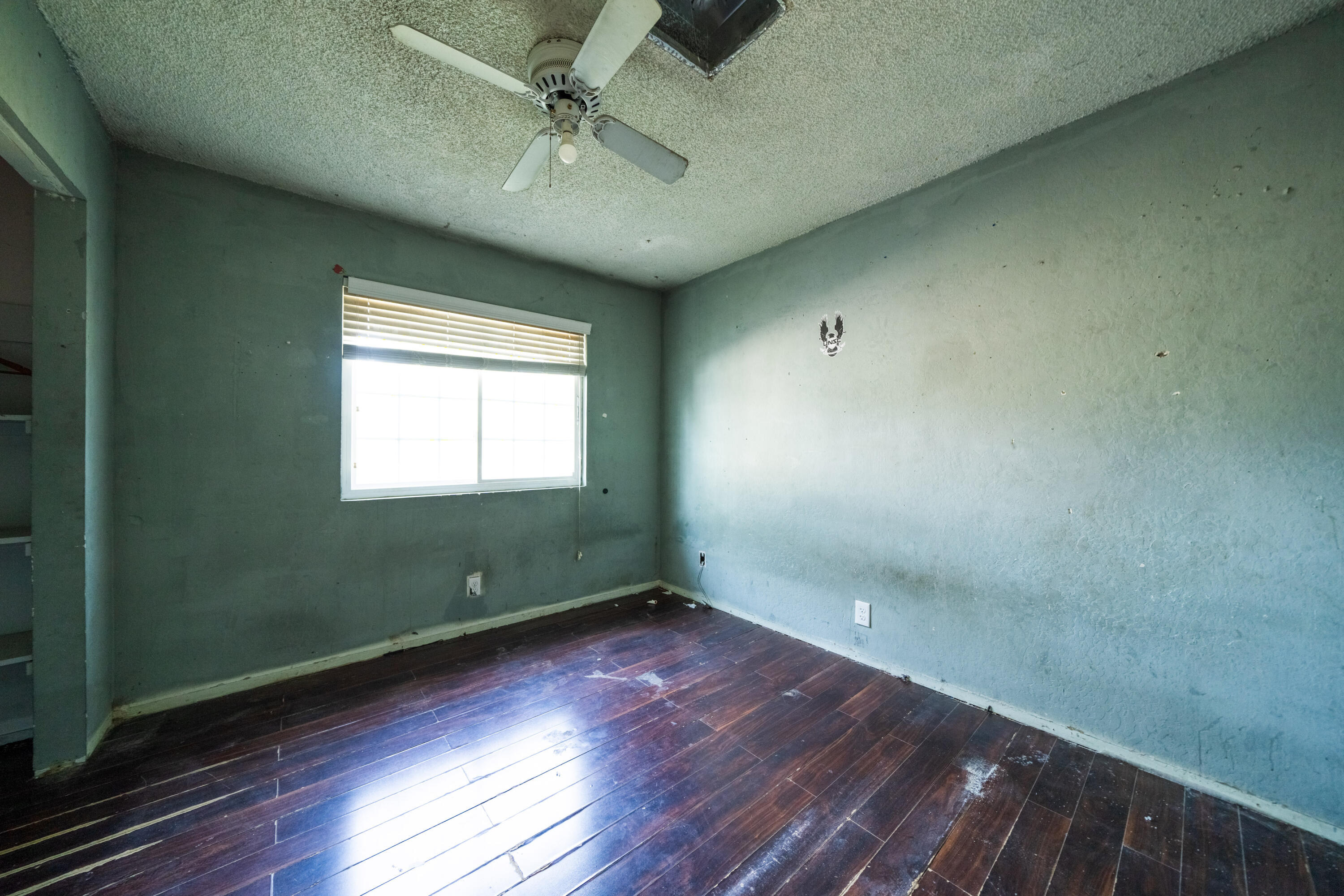 1330 Scenic Way Redding, CA 96001 - Photo 18 of 43 an empty room with wooden floor and windows