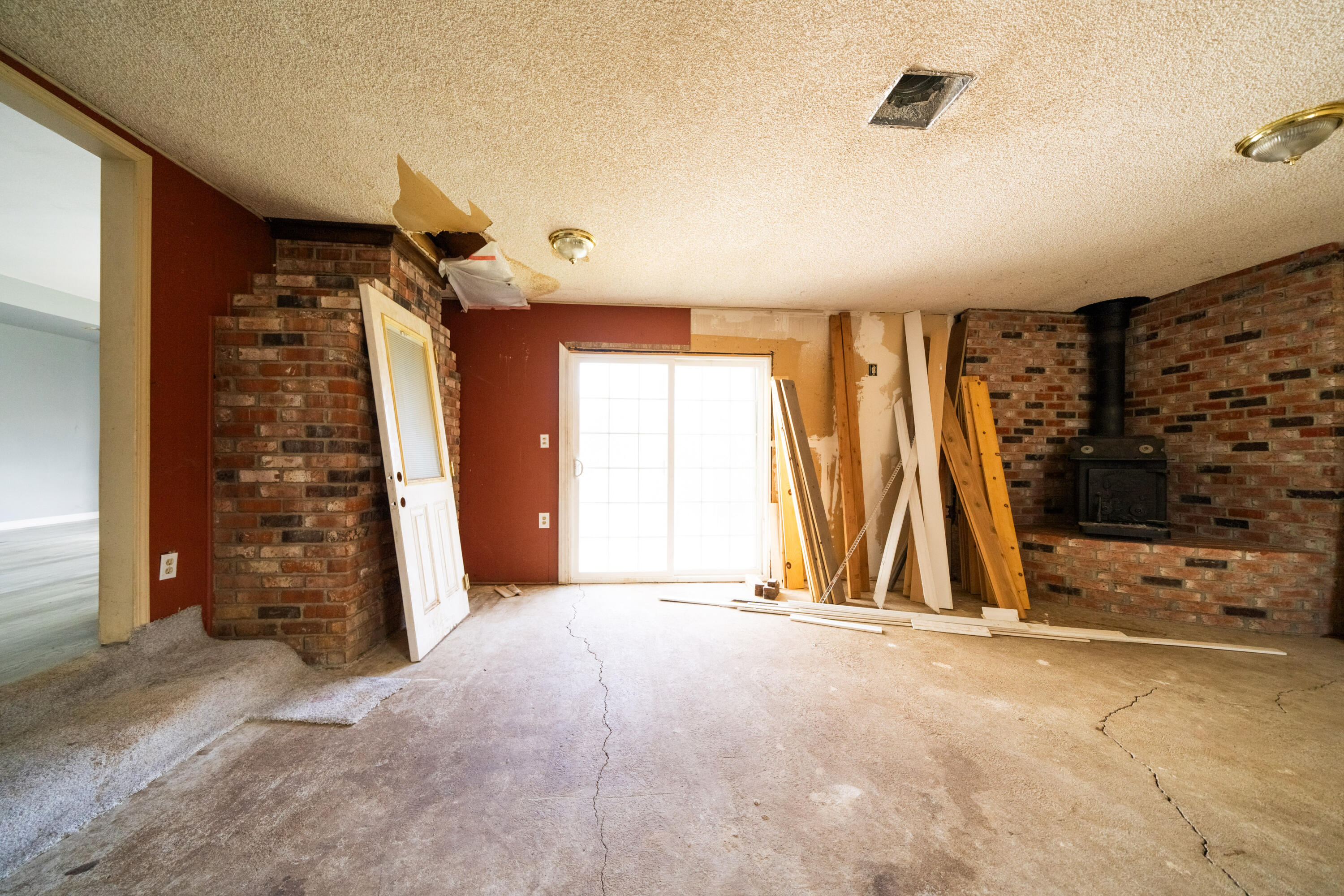 1330 Scenic Way Redding, CA 96001 - Photo 22 of 43 a view of room with wooden floor and a ceiling fan