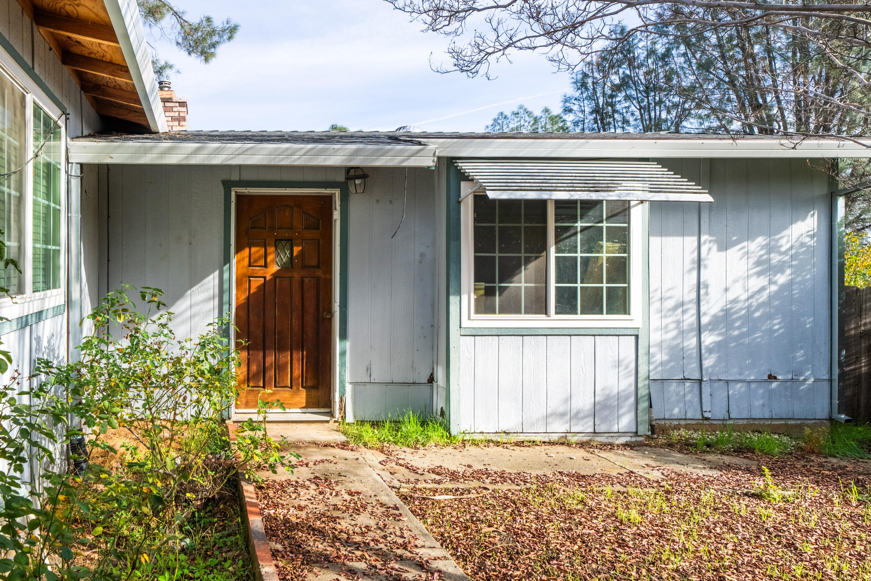 1330 Scenic Way Redding, CA 96001 - Photo 4 of 43 a front view of a house with a garden