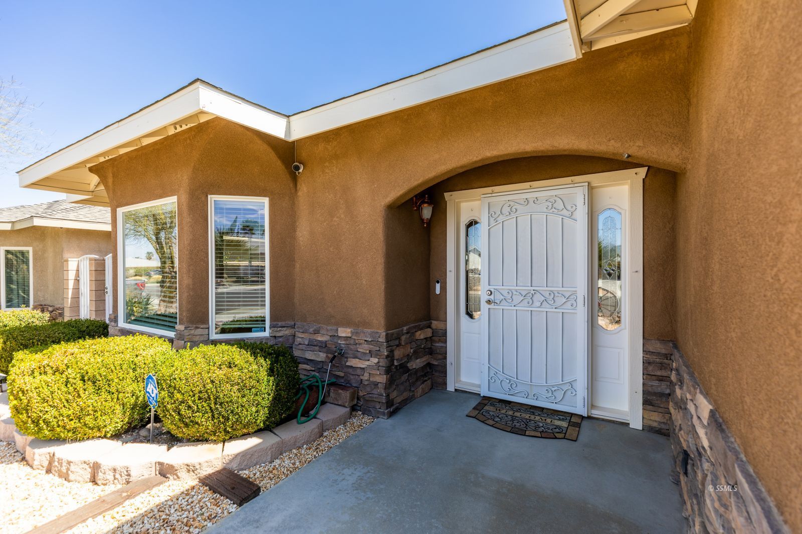 428 South Inyo Street Ridgecrest, CA 93555 - Photo 4 of 33 a bedroom with a bed and a window