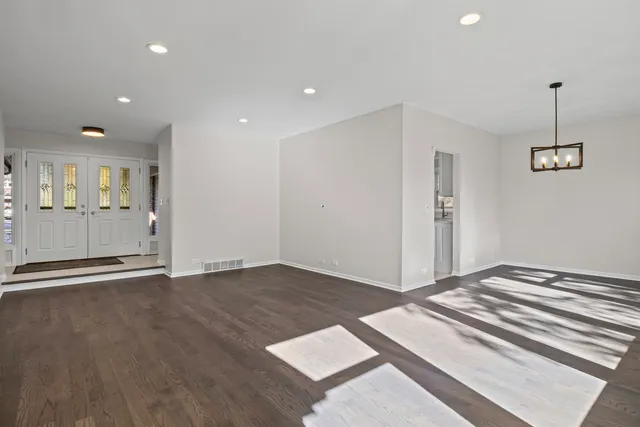 $549,900 | 715 East Valley Lane, Arlington Heights, IL 60004