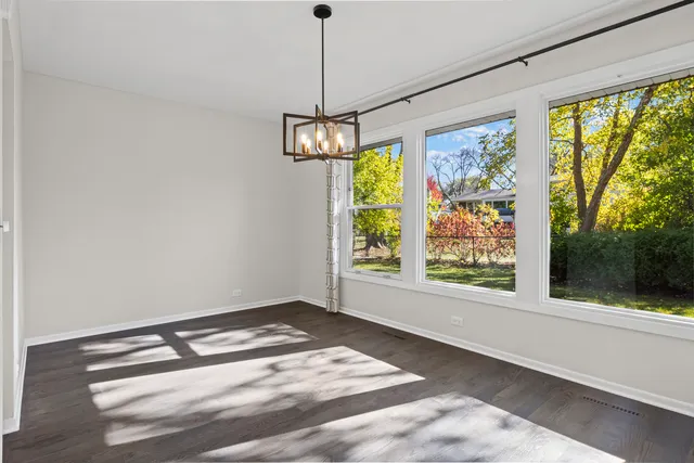 $549,900 | 715 East Valley Lane, Arlington Heights, IL 60004