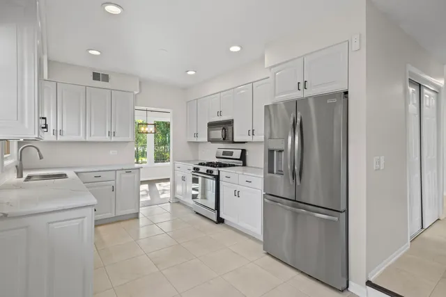 $549,900 | 715 East Valley Lane, Arlington Heights, IL 60004