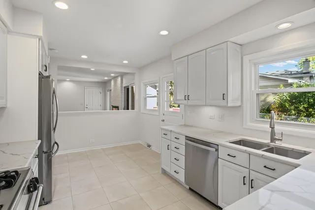 $549,900 | 715 East Valley Lane, Arlington Heights, IL 60004