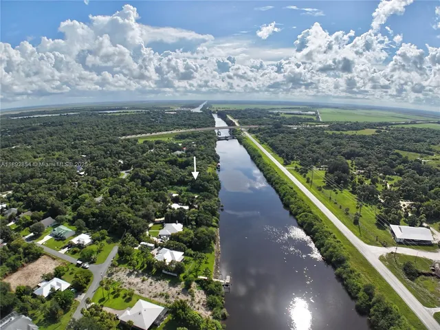 a view of a pathway with a yard